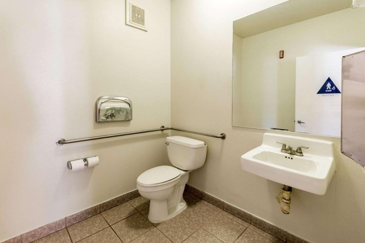 Quality Inn Fresno Near University Bagian luar foto