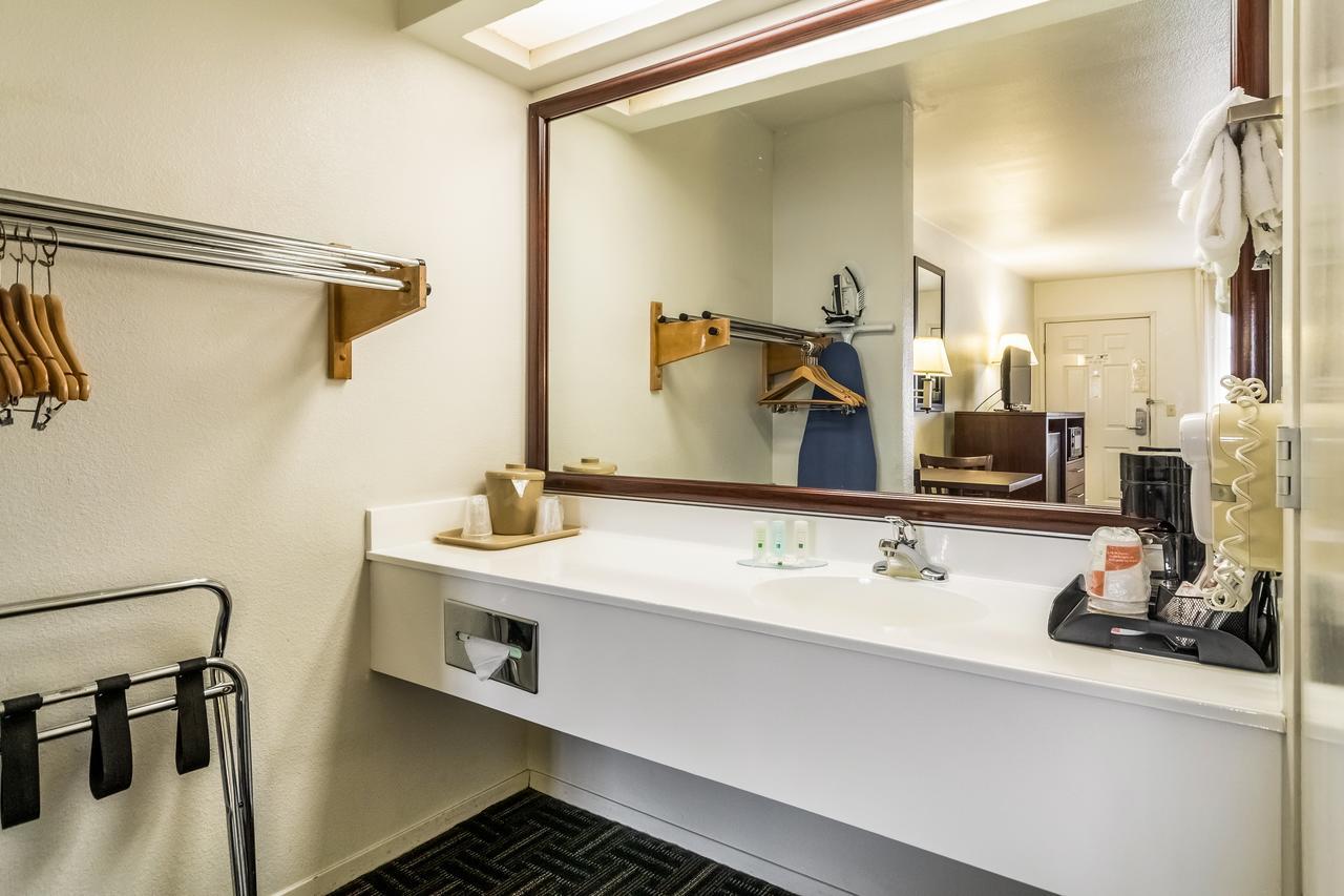 Quality Inn Fresno Near University Bagian luar foto